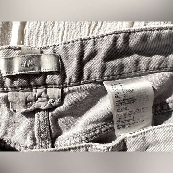 H&M relaxed fit tapered ankle jeans. Size 8 - Picture 3 of 9